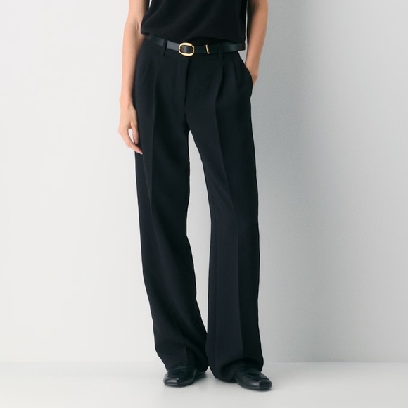 Aritzia Pants - Aritzia Low Rise Effortless Crepette Pant in Black